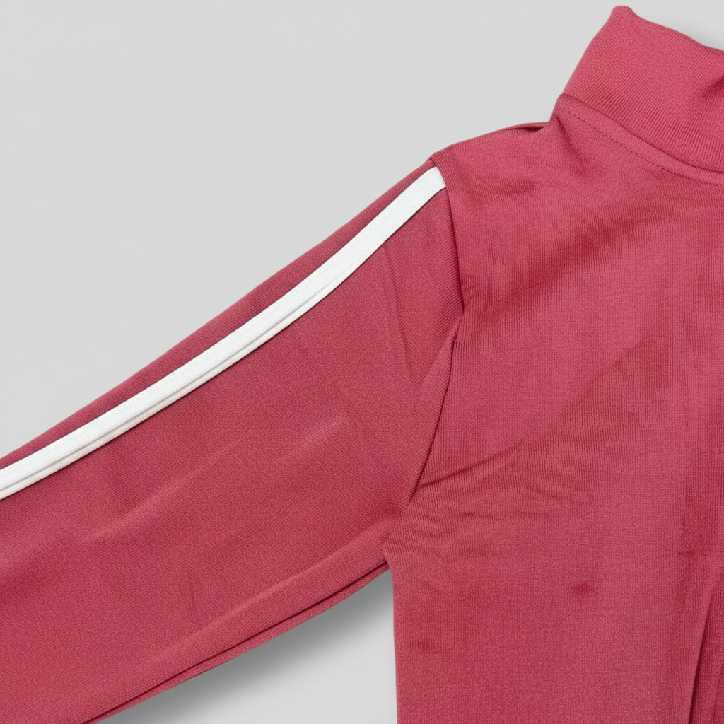 Detalle chándal burdeos raya blanca