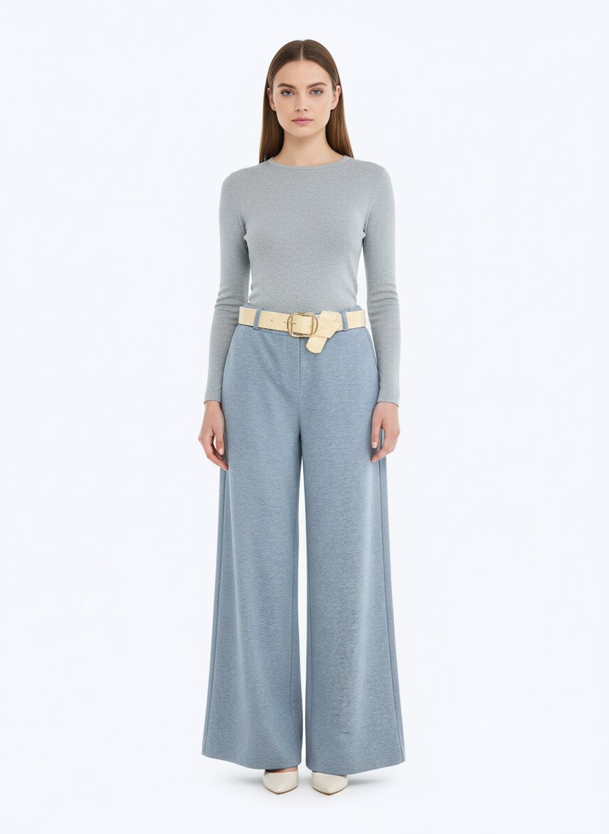 Pantalón gris claro con cinturón beige frontal