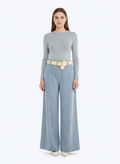 Pantalón gris claro con cinturón beige frontal