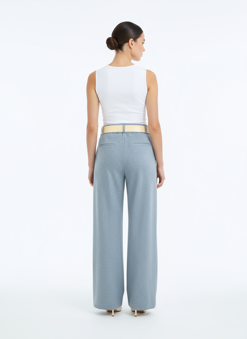 Pantalón gris claro con cinturón beige trasera