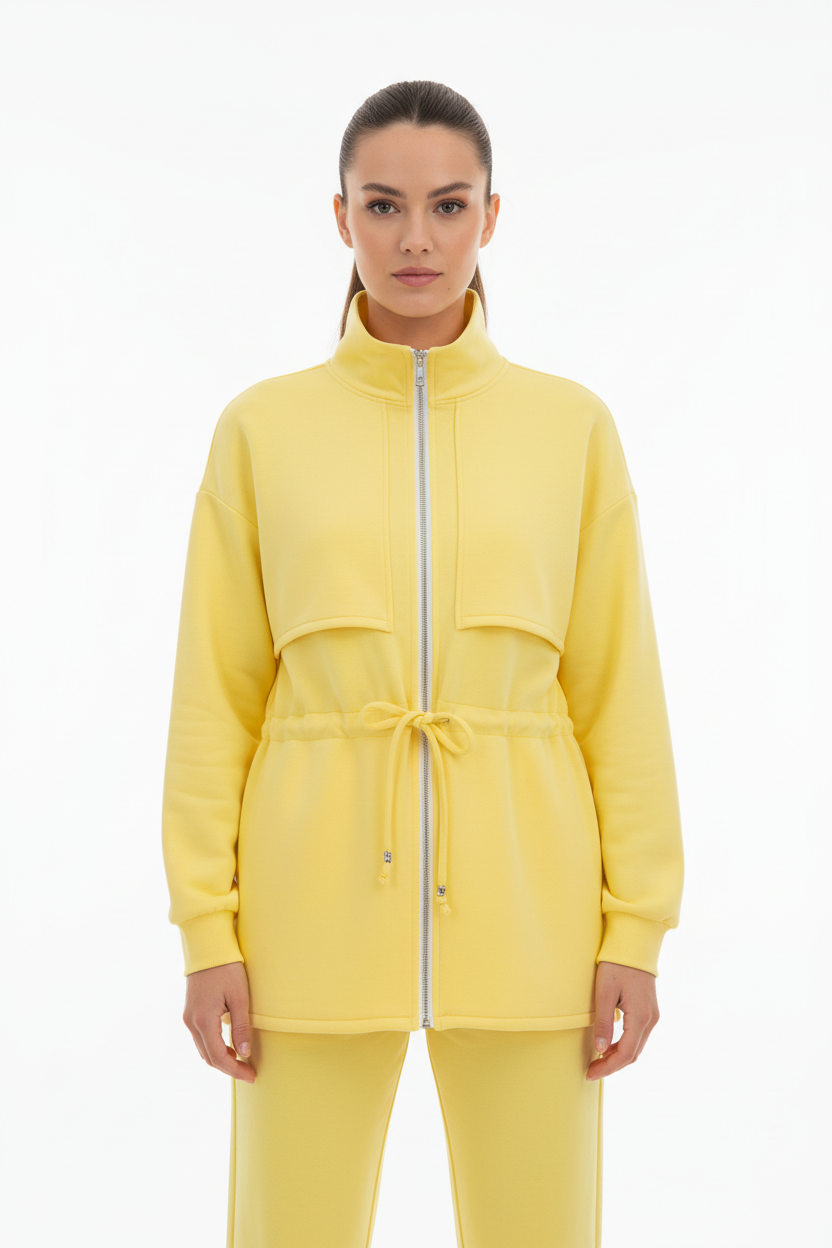 Vista frontal conjunto deportivo amarillo