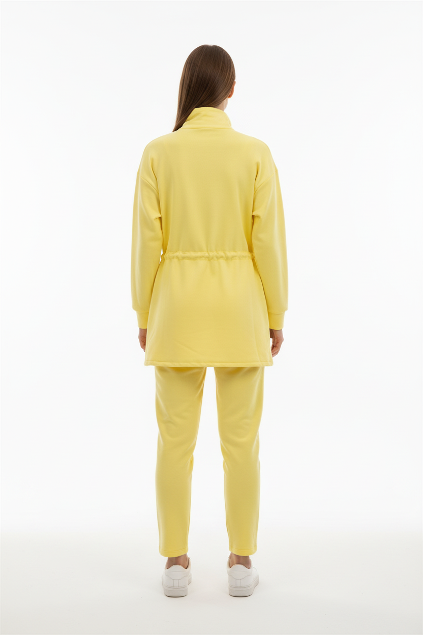 Vista trasera conjunto deportivo amarillo